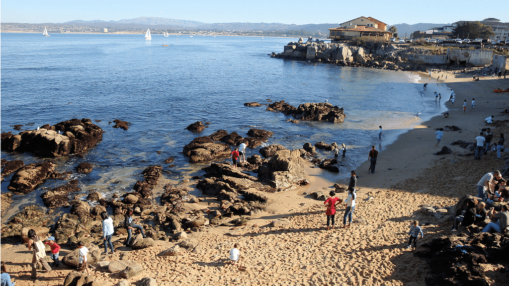 Best-scuba-Monterey Peninsula-mcabee-beach-monterey-800x450-jim-g-wiki-commons