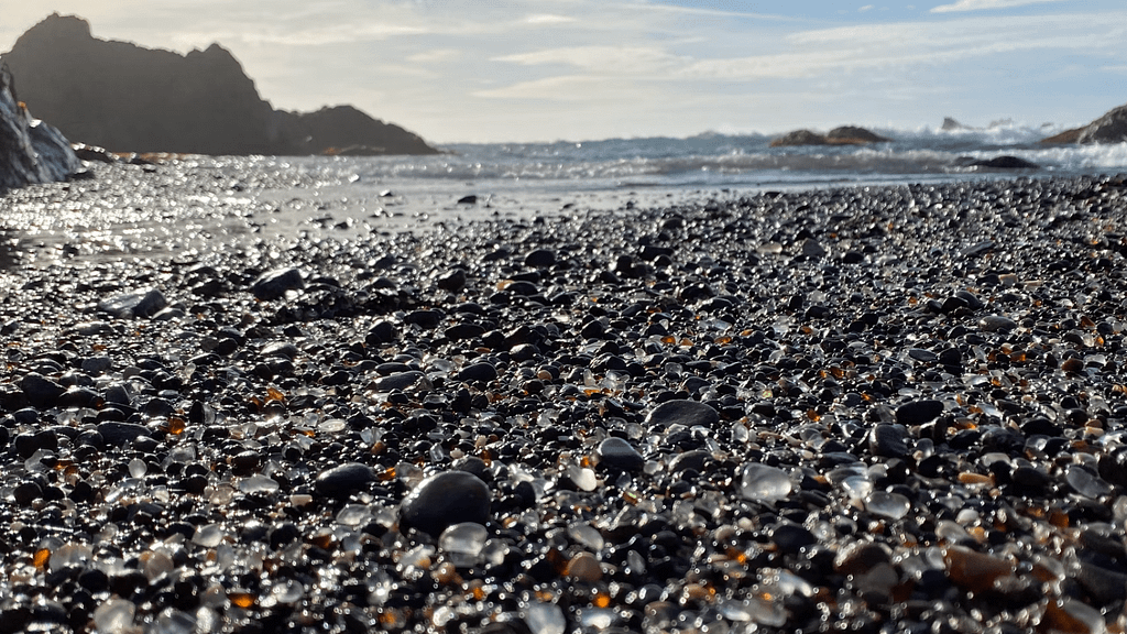 glass beach_fort bragg_800x450_kevin lanceplaine