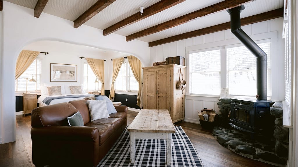 stay_north bay_nicks cove_new cabin_800x450_kristen loken