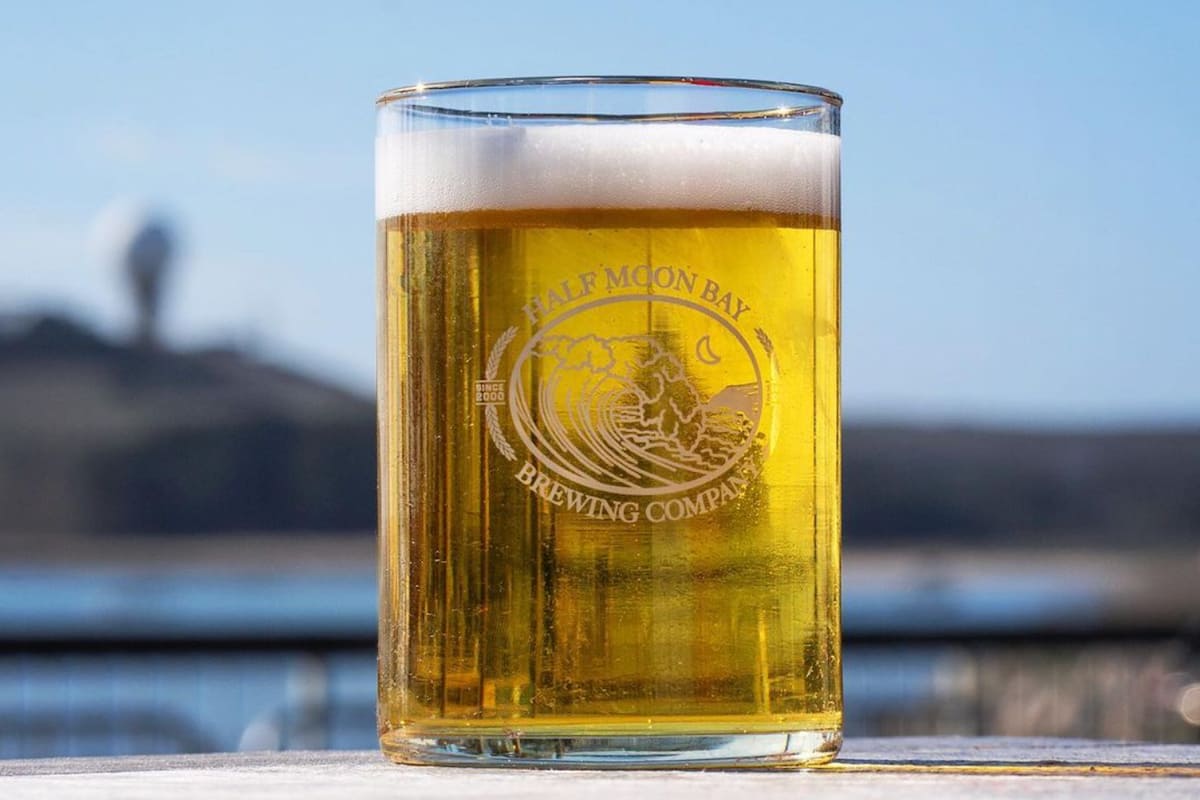 Half Moon Bay_Half Moon Bay Brewing Co._happy hour_1200x800_@hmbbrewingco