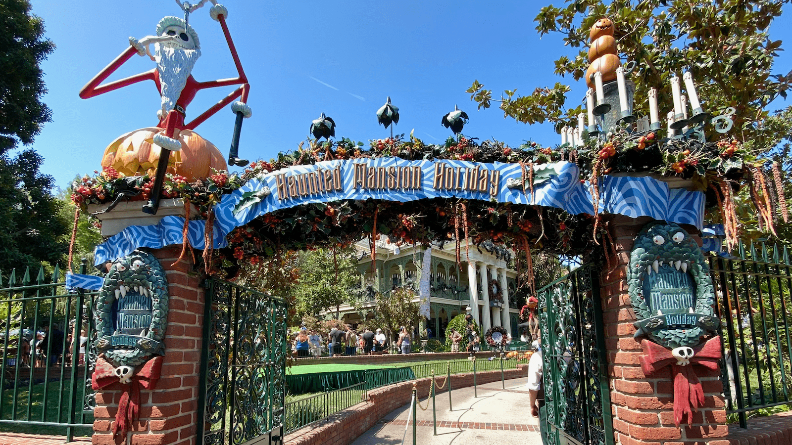 Haunted Mansion Holiday Disneyland_800x450_Brooke Geiger McDonald