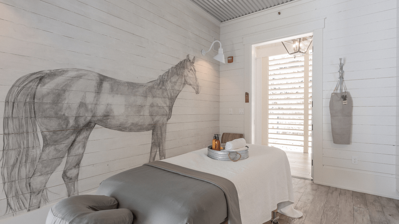 stay_california design hotels_farmhouse inn spa treatment room_800x450