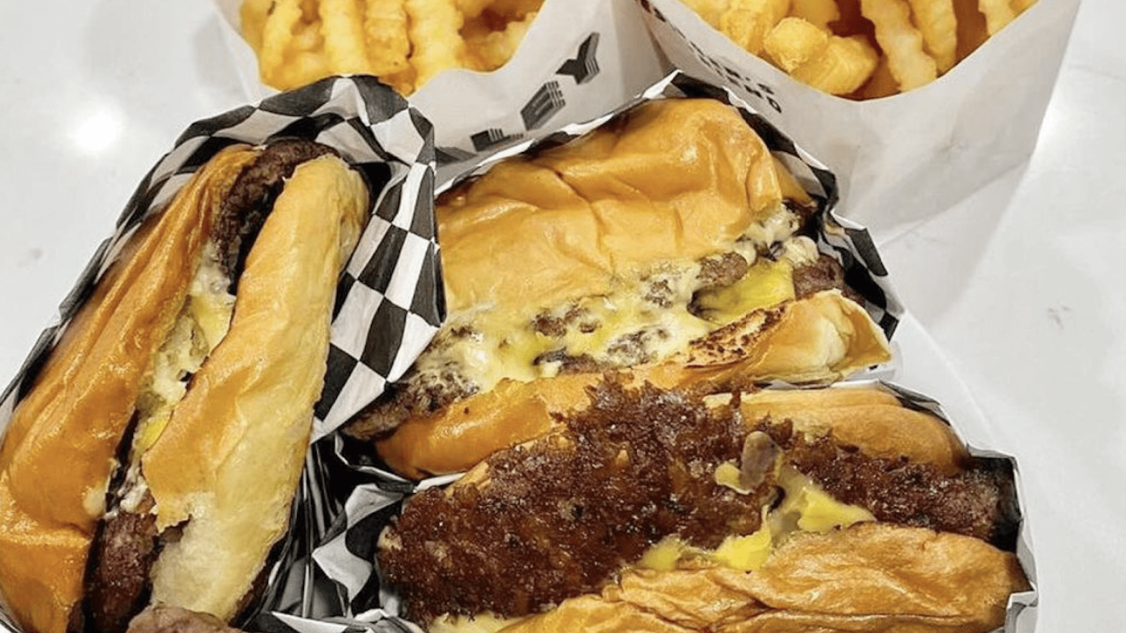 The Daley Burger-Honolulu-Oahu-Burgers-credit @thedaleyburger-800x450