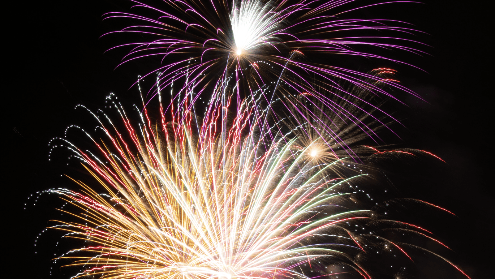 Fireworks_Hawaii Holidays_July_credit Serge Van Neck:Unsplash_800x450