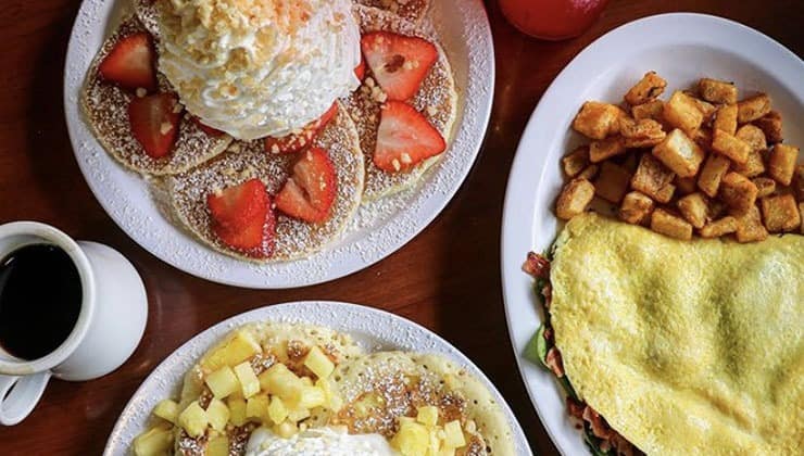 Eggsnthings-Pancakes-Oahu-Hawaii-@cinammons