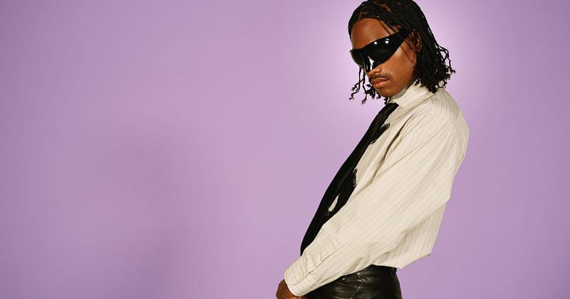 steve-lacy-east-bay-do-bay-area-feb-credit-julianklincewicz-1200×630 steve lacy posing behind a purple background