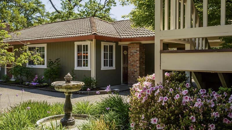 Jack-London-Lodge-exterior-fountain-800