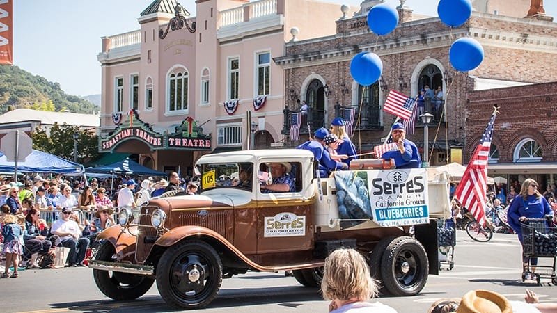 Independence Day Parade in Sonoma-Wine Country-Courtesy of Melania Mahoney-800x450